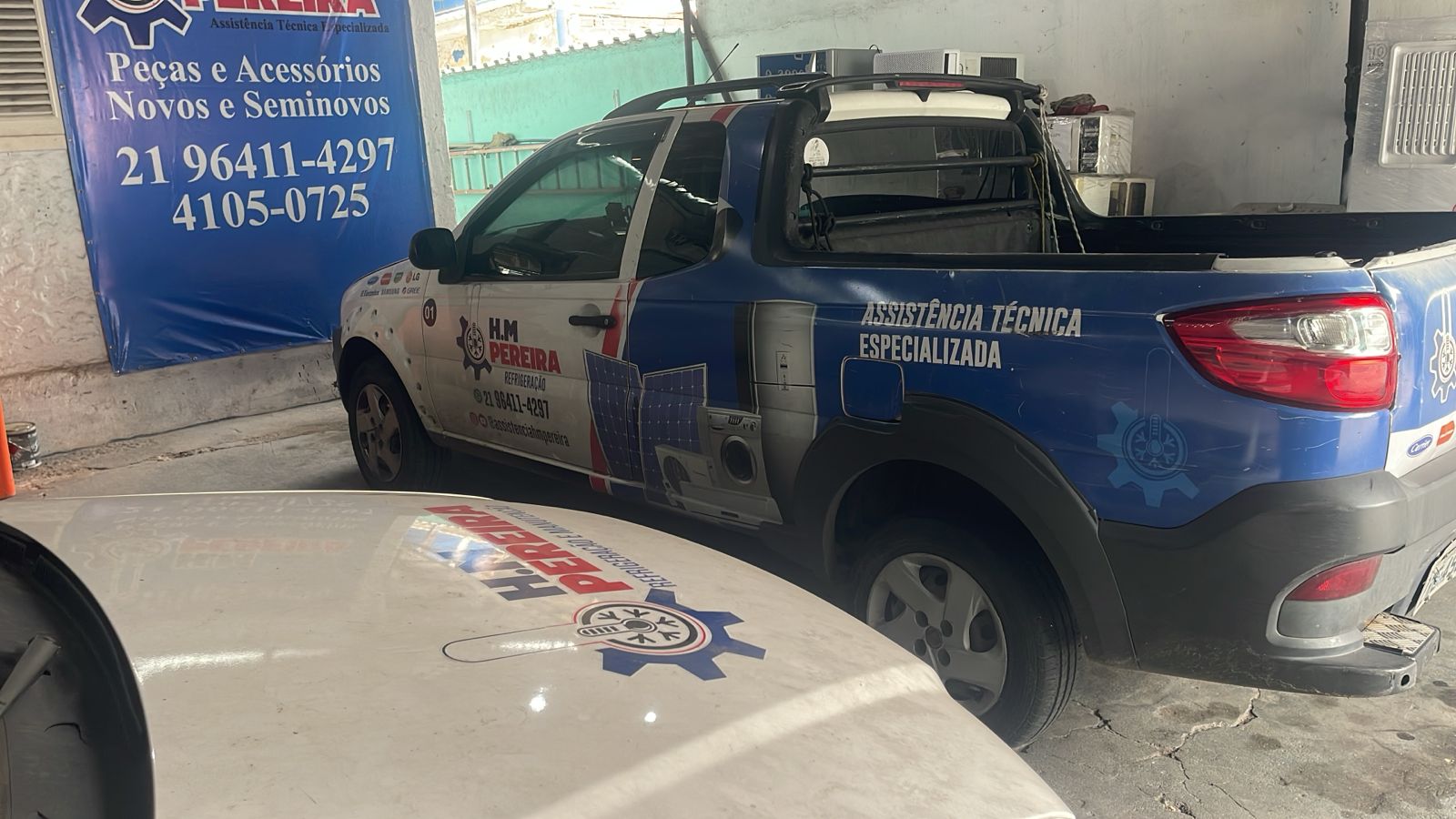 Técnico realizando manutenção em máquina de lavar